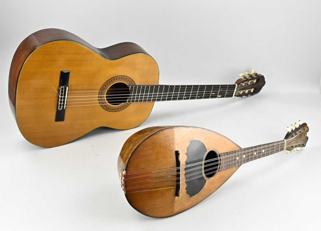Guitar + lute: Antique lute + old guitar. Contessa, model HC-719. Size: 70 - 100 cm. In good condition.
