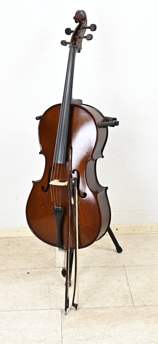 Musical instrument cello: Old cello with stand + two bows. Marked MPM Instruments. Second half 20th century. Size: 107 cm. In good condition.