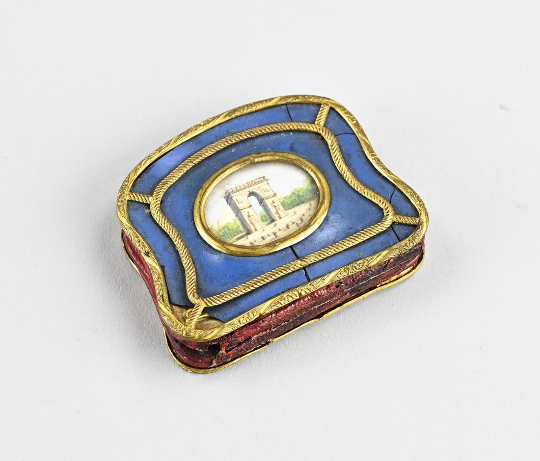 Gilded purse with miniature painting: 18th Century gilded lacquer purse + miniature painting Arc de Triomphe in Paris with figures. Leather spine torn. Size: 7 x 1.5 x 5.2 cm. In fair/good condition.