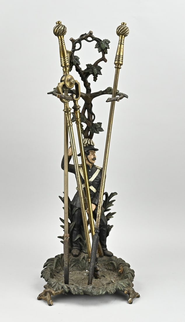 Fireplace set, 1900: Four-piece antique fireplace set of cast iron and bronze. Soldier. Circa 1900. Size: 74 cm. In good condition.