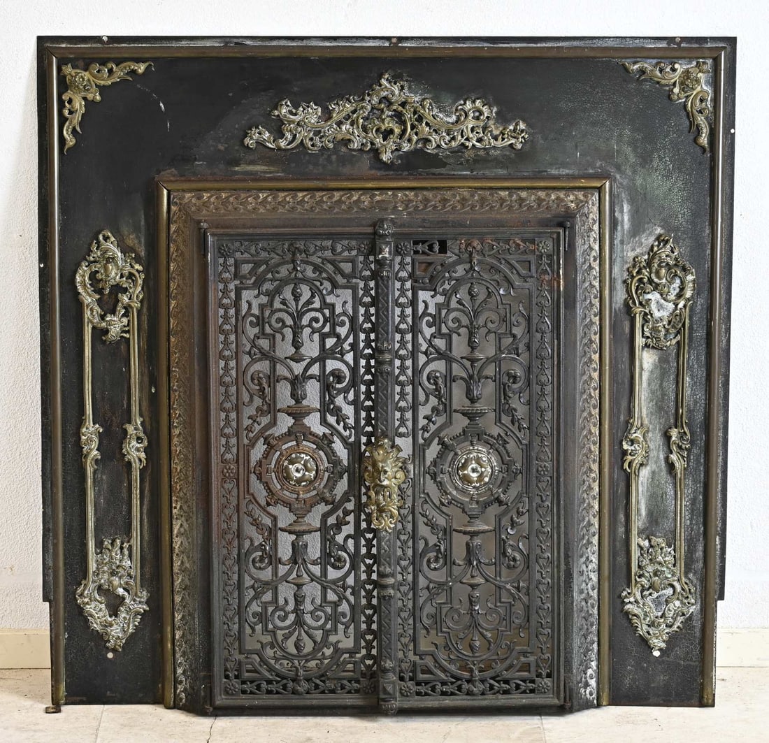 Antique fireplace insert (Liège), 1880: Antique brass Liège fireplace insert. Circa 1880. Rococo style. JG Reguille. Dimensions: 95 x 93 cm. In good condition.