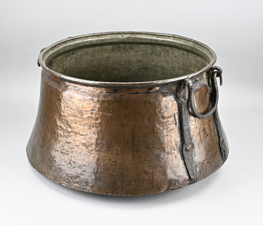Large copper aker Ø 54 cm.: Very large 18th - 19th century copper aker with wrought iron. Dimensions: H 32 x Ø 54 cm. In good condition.