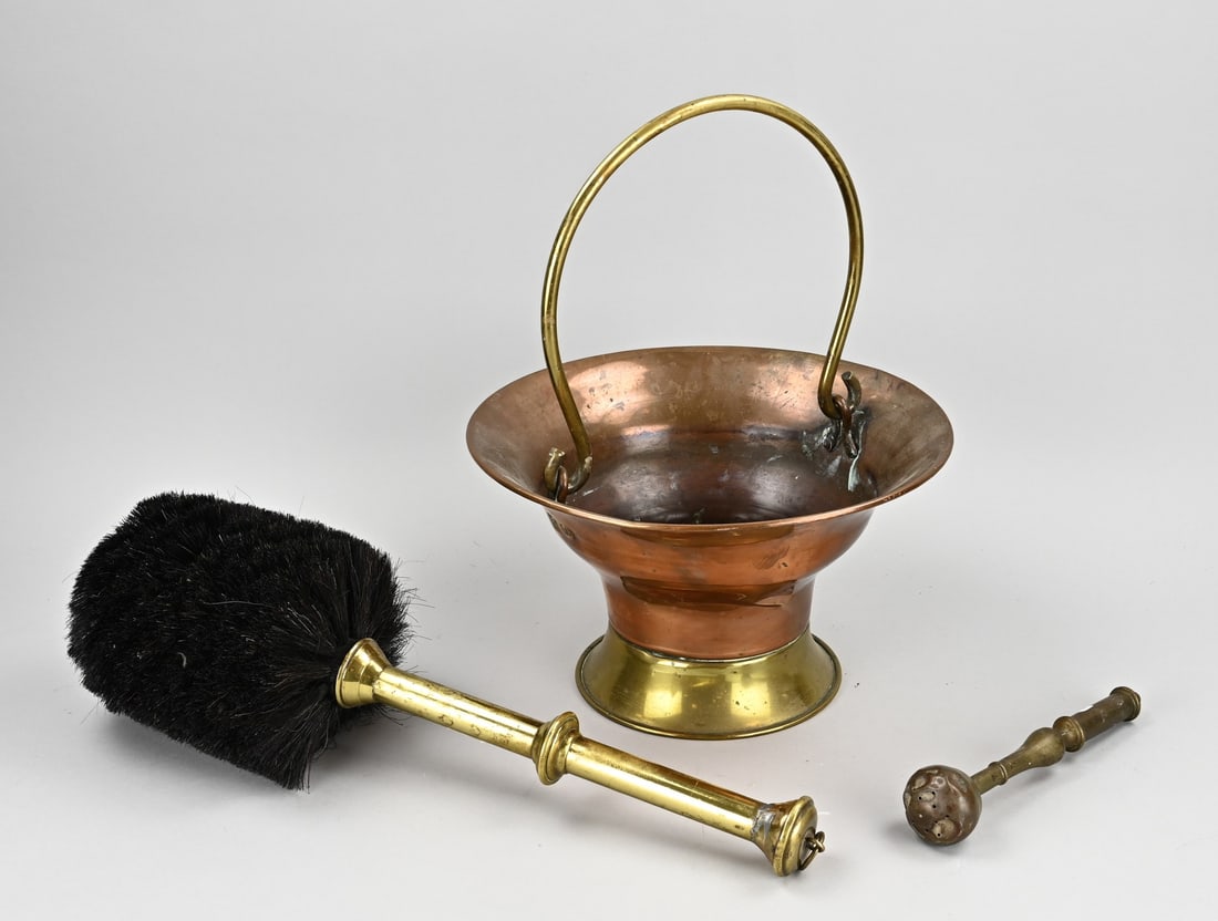Holy water holder/waggers: Brass holy water holder with two spouts. 19th century. Dimensions: Ø 30 cm. In good condition.
