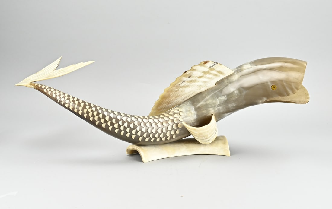 Large fish (from buffalo horn), 70 cm.: Large fish, made of buffalo horn. 1950s. Size: 70 cm. In good condition.