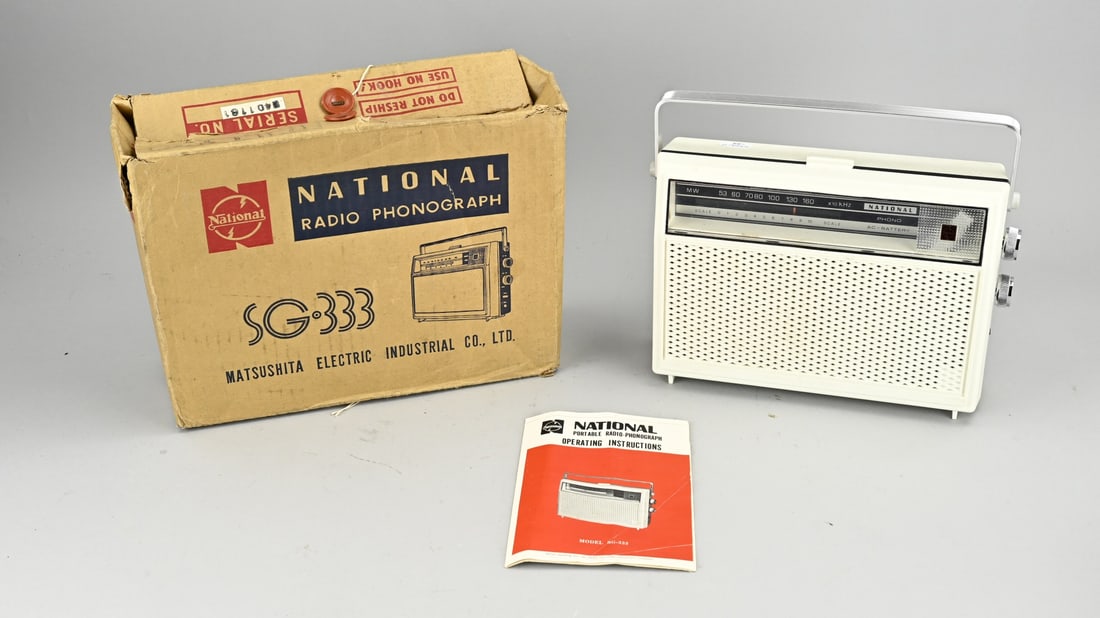 Vintage National radio + manual: Rare vintage National radio in original box + manual. Model SG-333. In mint condition. Dimensions: 24 x 26 x 9 cm.