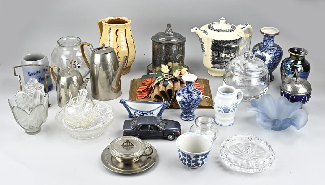 Box of miscellaneous: Box with miscellaneous, including; glassware, pottery, ceramics and decorative items. In good condition.