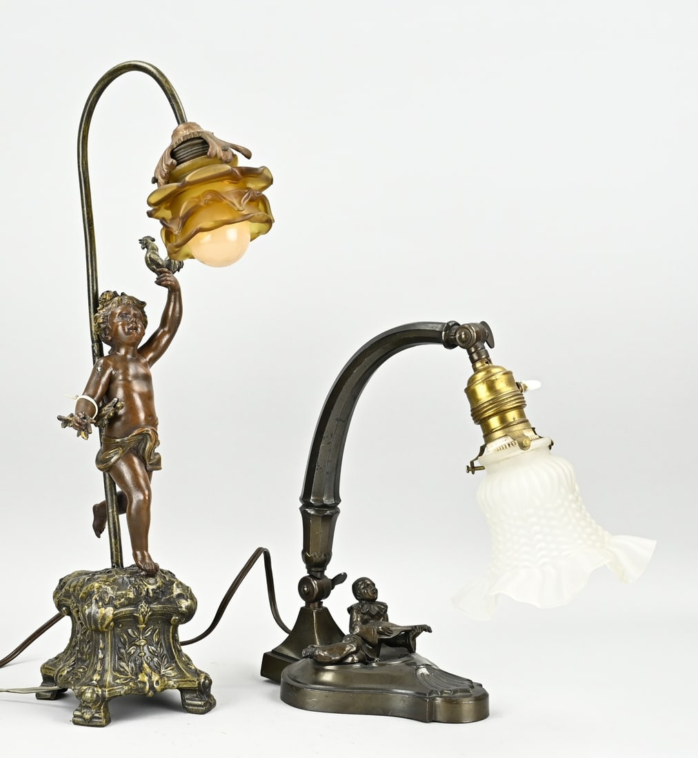 2x Antique lamp, 1900 - 1920: Two antique composition metal lamps. 1x Lamp with putti, circa 1900. 1x Desk lamp with Pierrot, circa 1920. Dimensions: H 30 - 50 cm. In good condition.