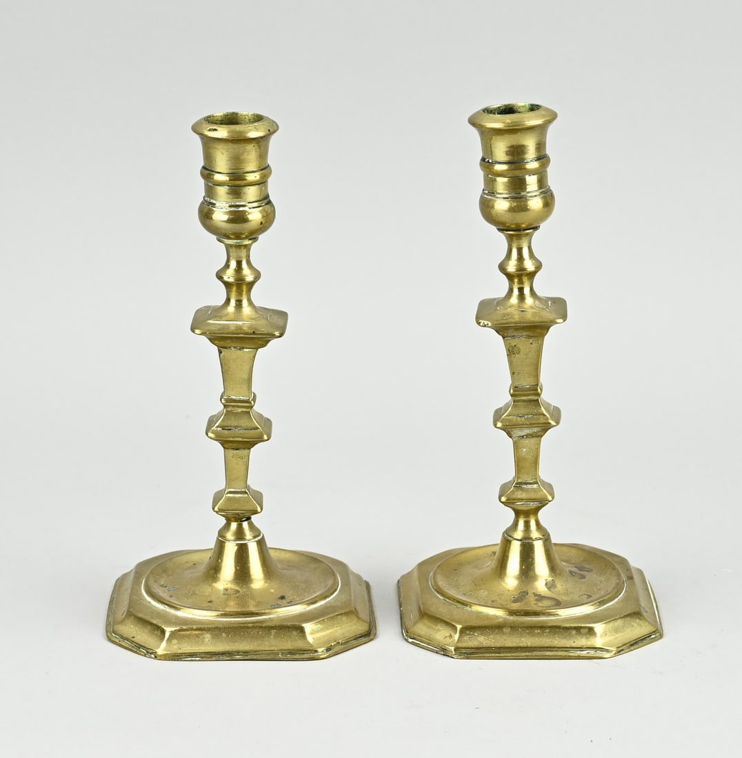 2x 18th century candlestick, H 18.2 cm.: Two 18th century bronze baroque candlesticks. Dimensions: H 18.2 cm. In good condition.