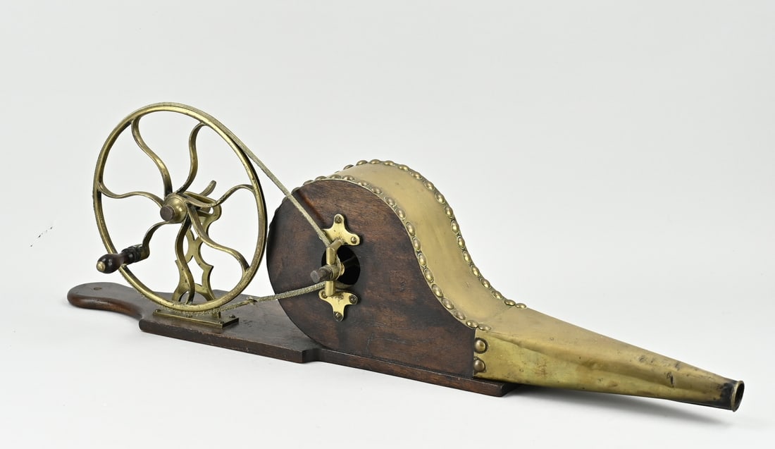 Rare bellows: Rare bellows of mahogany and brass. England. 19th century. Size: 68 cm. In good condition.