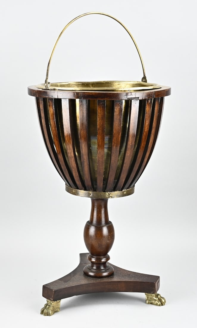 Tea stove, H 51 x Ø 33 cm.: Early 19th century Dutch mahogany tea stove with bronze claw feet. Dimensions: H 51 x Ø 33 cm. In good condition.