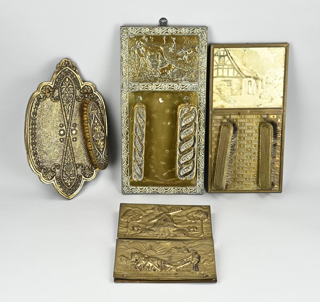 Brush hanger/newspaper holder: Lot miscellaneous. Including; 2x Brush hanger + 1x Reading holder. Copper-beaten. First half 20th century. Size: 35 - 40 cm. In good condition.