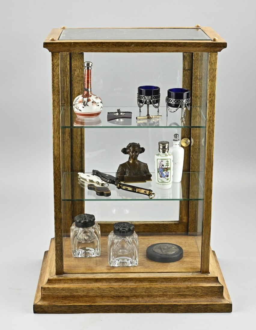 Cabinet (with miscellaneous): Display cabinet filled with 3 porcelain bottles, 2 with silver caps, 2 silver spice bowls with blue glass, Zaanlandse zilversmederij, Zaandam, 4 lorgnette glasses, 2 inkwells with plated caps, a