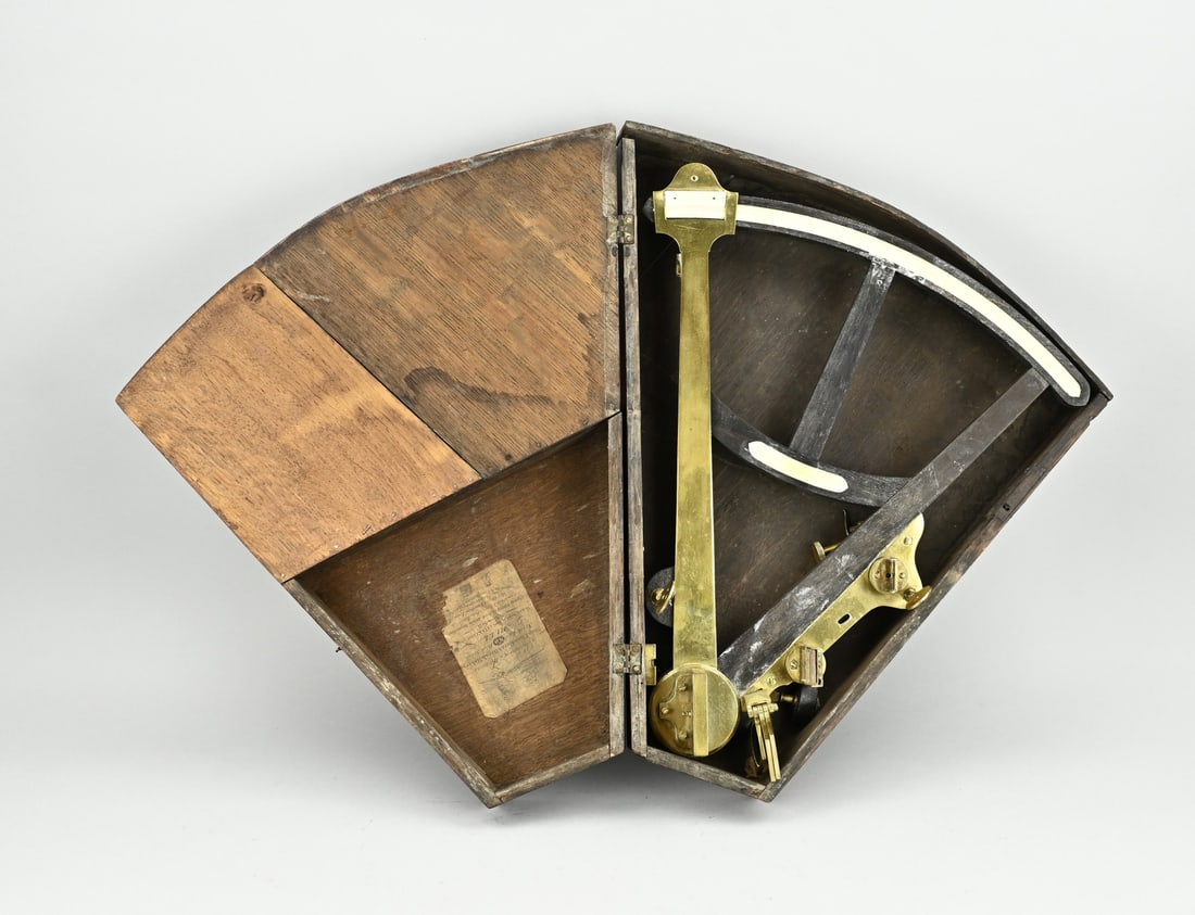 Sextant/ octant.: Antique English sextant/ octant in original case. Brass with ebony + bone. 19th century. Dimensions: 42 x 40 x 10 cm. In good condition.