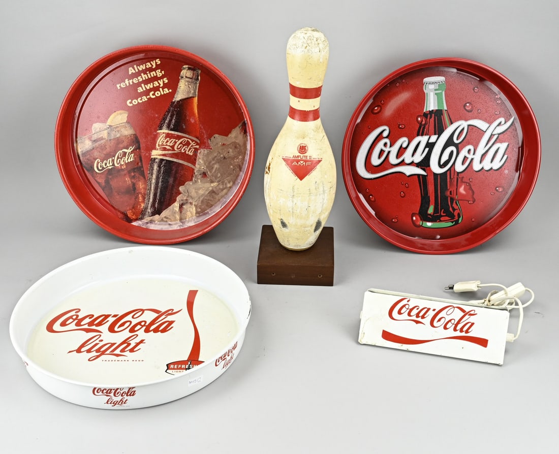 Lot Coca Cola + Bowling cone USA (5x): Lot Coca Cola advertising objects + AMF Bowling pin USA. Second half 20th century. Size: 22 - 43 cm. In good condition.
