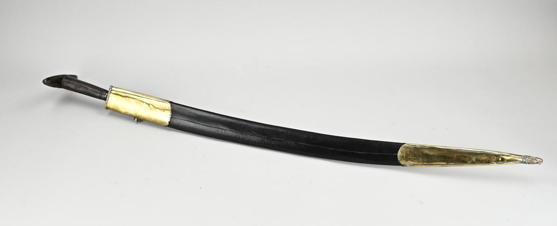Turkish sabre, L 99 cm.: 19th century engraved Turkish sabre with original hilt and scabbard. Nice patina. Size: L 99 cm. In good condition.