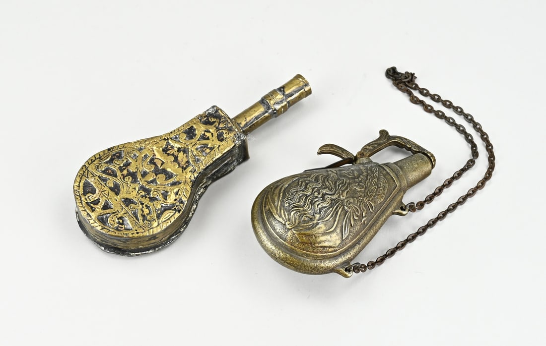 2x Powder holder: Two old/antique gunpowder holders of metal and brass. 19th - 20th century. Size: 15 - 19.5 cm. In good condition.
