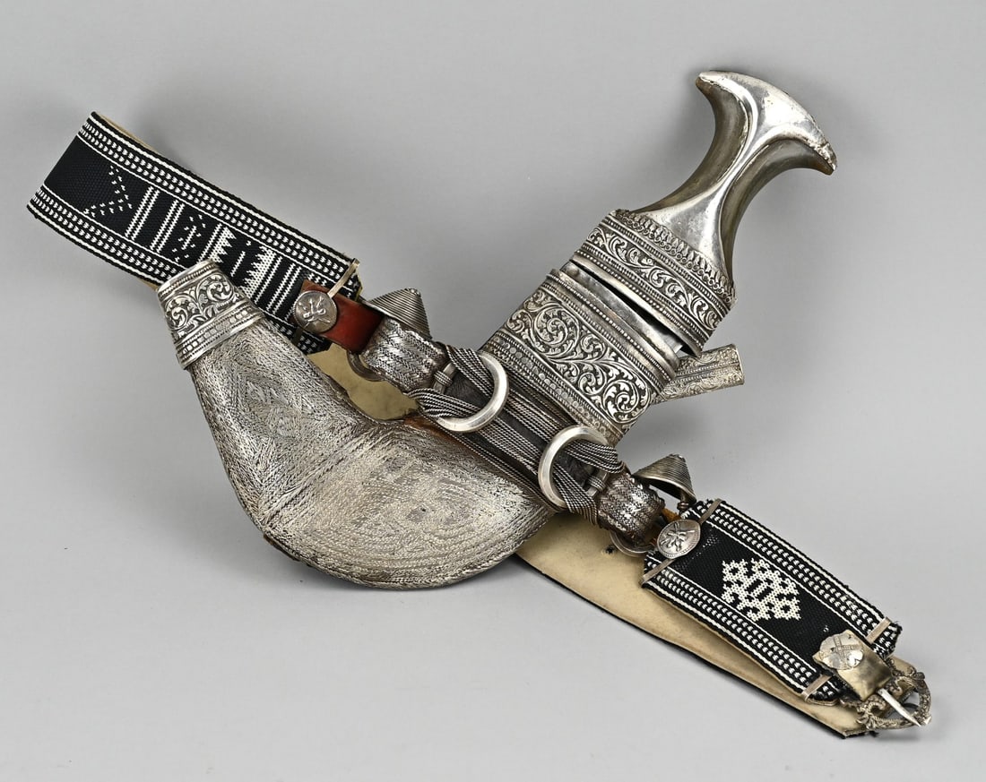 Silver dagger & knife: Belt with a dagger and knife with silver, Dagger in a holder, partly with velvet and silver, with horn and a holder for a knife with silver handle. With a floral decoration.