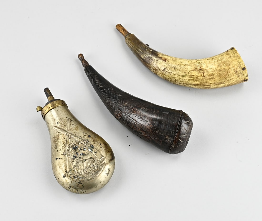 3x Antique gunpowder holder: Three antique powder horns. Various. 1x Horn. 1x Wood. 1x Brass plated. Size: 17 - 22 cm. In good condition.
