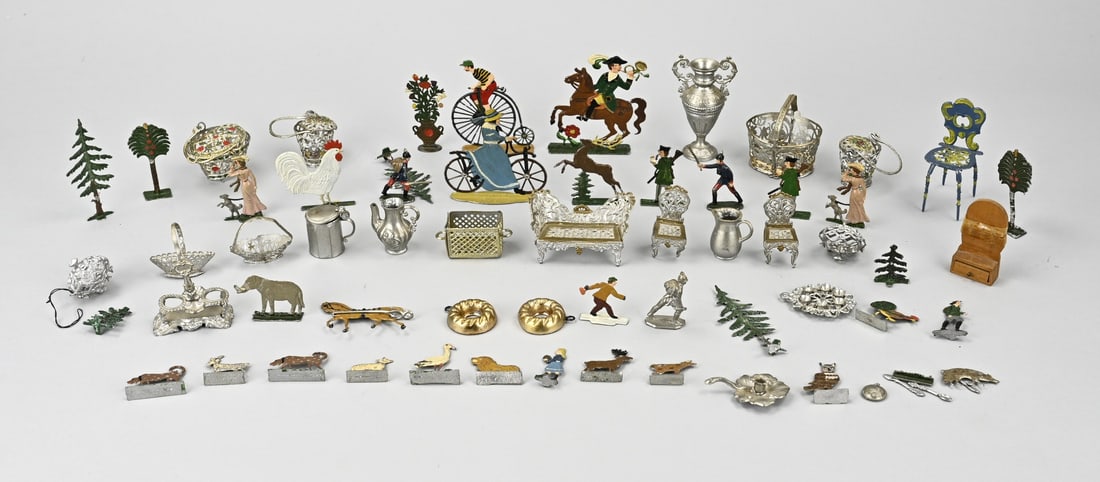 Lot of miniatures, toys: Lot various old/antique pewter toy figures + miniatures. Germany, circa 1920 - 1950. Figures + dollhouse furniture. Size: 2 - 8 cm. In good condition.
