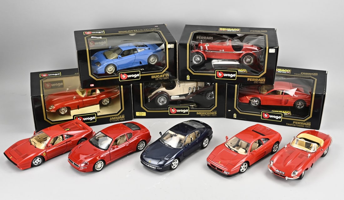 Lot of model cars: Lot with ten model cars. Burago. Size: 24 - 32 cm. In good condition.