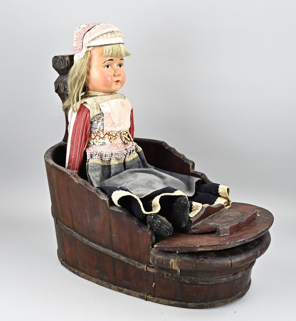 Makkum folk costume doll in wash tub: Antique Dutch costume doll in Makkum clothing, in wooden wash tub. Circa 1930. Dimensions: 56 x 52 x 34 cm. In good condition.