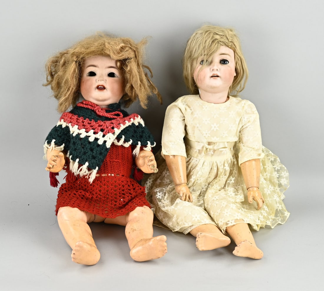 2x Antique doll: Two antique German porcelain dolls. Circa 1920. 1x Heubach Köppelsdorf 342 - 8.5, with sleep eyes loose, mohair wig and baby body. Size: 60 cm. In good condition. 1x BSW with sleep eyes, jointed