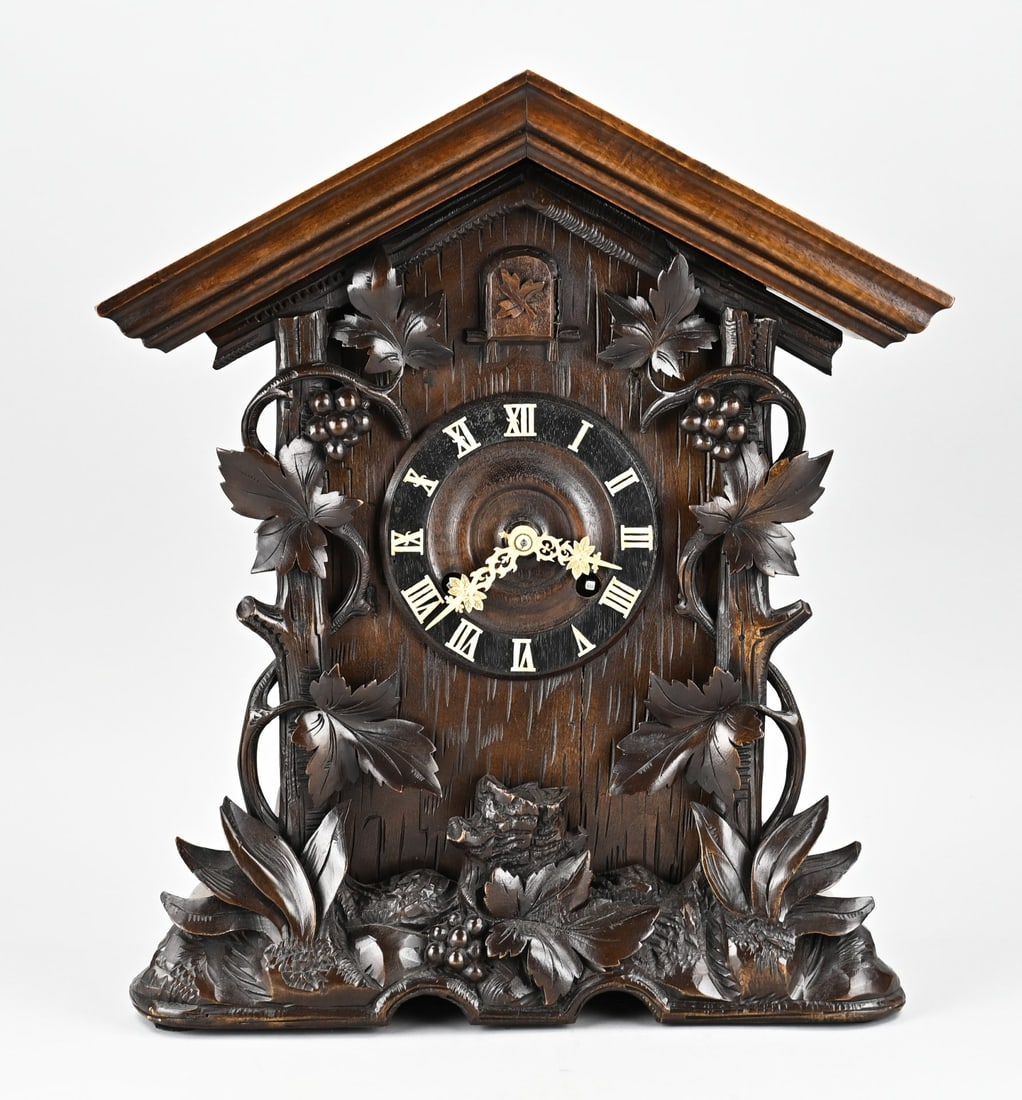 Black Forest cuckoo clock, 1880: Antique Black Forest cuckoo clock in walnut, with heavy brass fusee movement. Eight-day movement. Circa 1880. Size: 50 cm. In good condition.