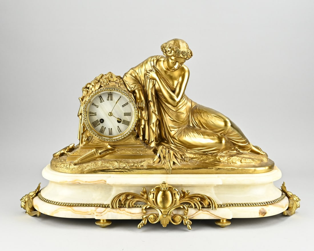 Bronze pendulum, 1860: Large gilt bronze mantel clock with onyx and Greek woman. Circa 1860. Eight-day movement, half-hourly striking, spring pendulum. Dimensions: 60 x 39 x 25 cm. In good condition.