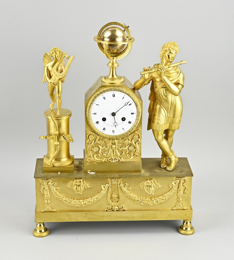 Fire-gilded clock, 1820: Large fire-gilded bronze empire mantel clock. France. Circa 1820. With figures + globe. Eight-day movement, half-hourly striking, string pendulum. Dimensions: H 46 cm. In good condition.