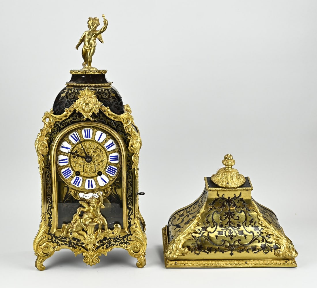Boulle mantel clock on console, 1850: Antique French boulle clock on console. Circa 1850. Boulle inlay in moderate condition. Eight-day movement, half-hour strike on bell + spring pendulum. Size: 74 cm. In reasonable condition.