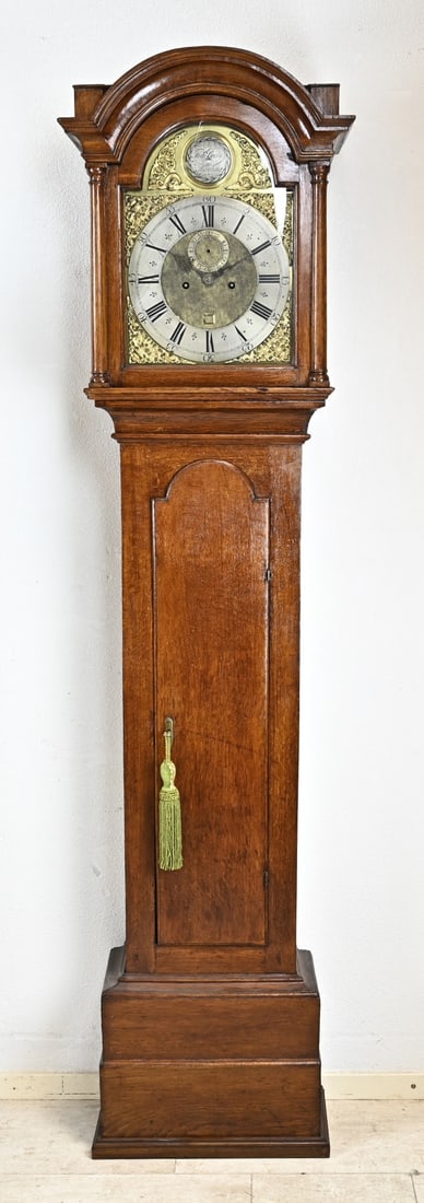 English grandfather clock, H 200 cm.: 18th century oak English grandfather clock with decentralised second hand + date indication. Tho Bean Hayling. Second hand is missing. Dimensions: H 200 cm. In good condition.