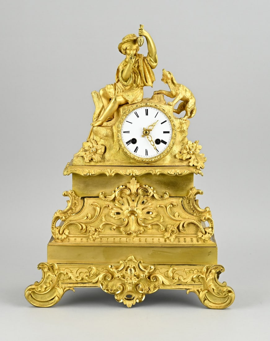 Fire-gilded pendulum clock: Fire-gilt French Charles Dix bronze pendulum with figure and dog. Eight-day movement, half-hourly striking on a string pendulum. Dimensions: H 43 cm. In good condition.