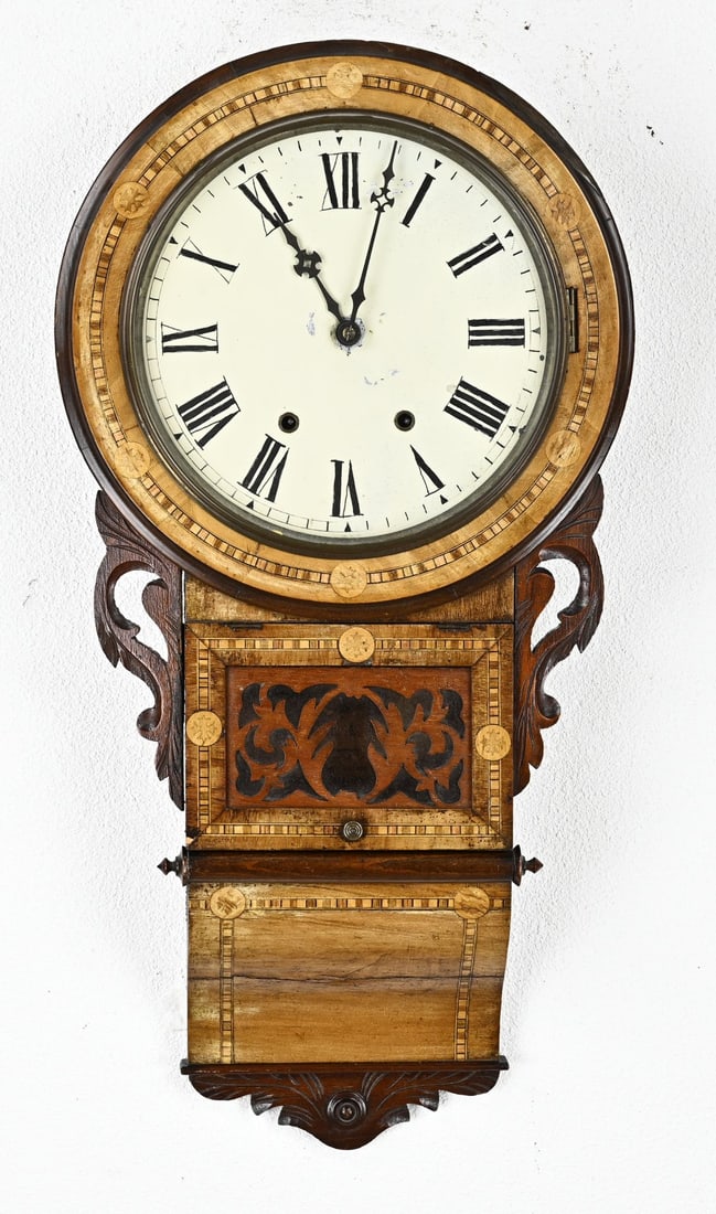 American regulator, 1900: Antique American regulator with intarsia. Circa 1900. Eight-day movement with half-hour strike on bell. New Haven trade mark. Size: 82 cm. In good condition.
