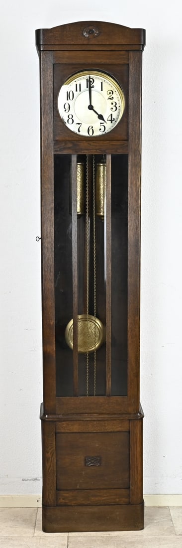 Standing clock, H 210 cm.: German grandfather clock. Clockwork strikes on gong rods. Circa 1920. Dimensions: H 210 x 41 x 25 cm. In good condition.