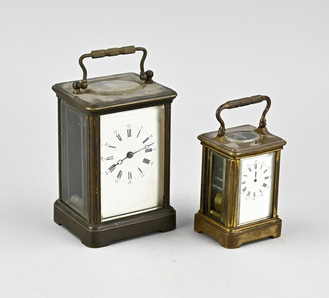 2x Travel alarm clock: Two antique French brass travel clocks. Circa 1900. Not tested. Size: 9 - 12 cm. In fair/good condition.