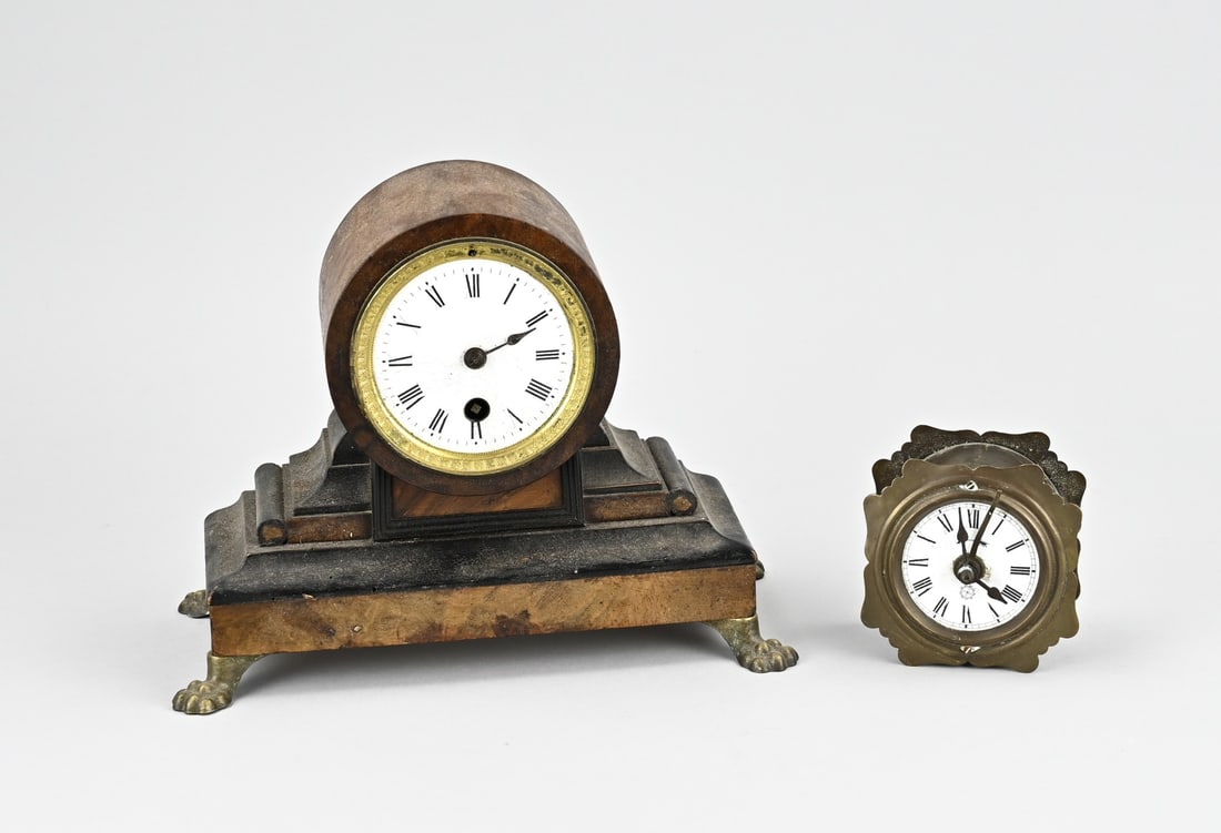 2x Antique clock: Two antique clocks. 1x Small Biedermeier mahogany pendulum (hand missing). 1x German brass travel alarm clock. Size: 8 - 21 cm. In reasonable/good condition.