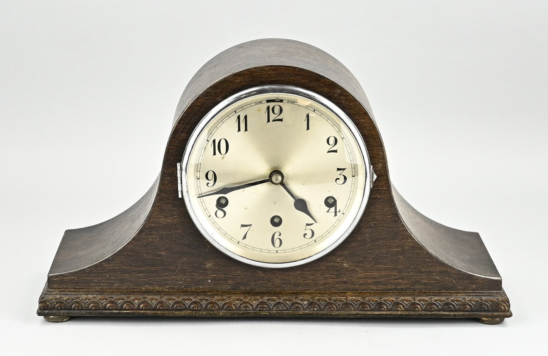 Westminster table clock: 1930s Westminster table clock with chrome. Quarter striking on gong rods. Dimensions: 23 x 15 x 24 cm. In good condition.
