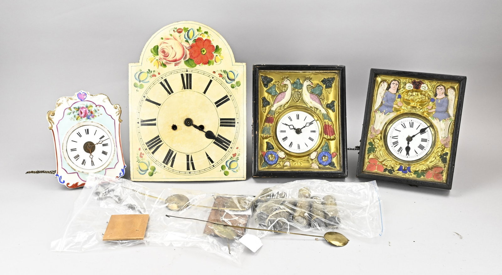 4x Black Forest clock, 1900: Four antique German Black Forest clocks. Various. 1900 and older. Functions not tested. Porcelain hairline crack. Size: 20 - 37 cm. In fair/good condition.