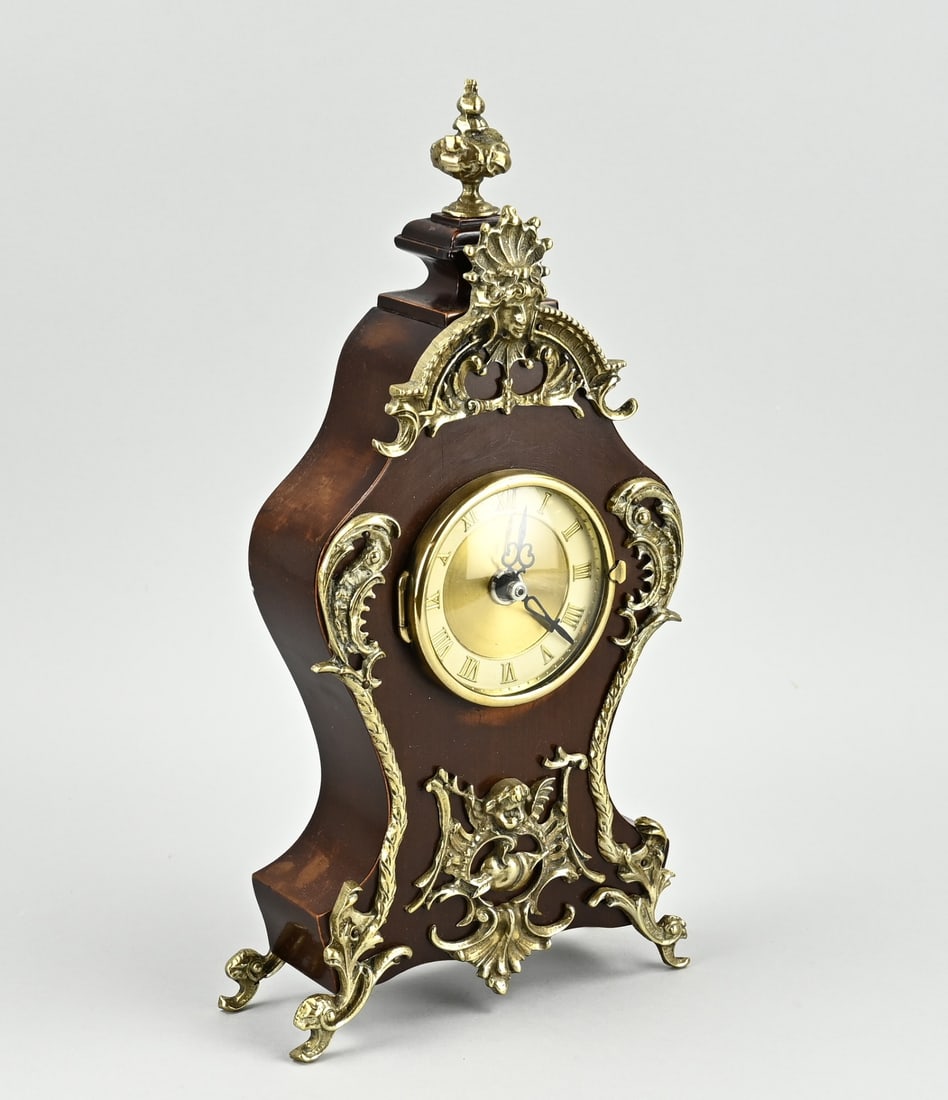 Clock in Lenzkirch style, H 31 cm.: Lenzkirch style walnut clock with battery movement. Second half 20th century. Dimensions: H 31 cm. In good condition.