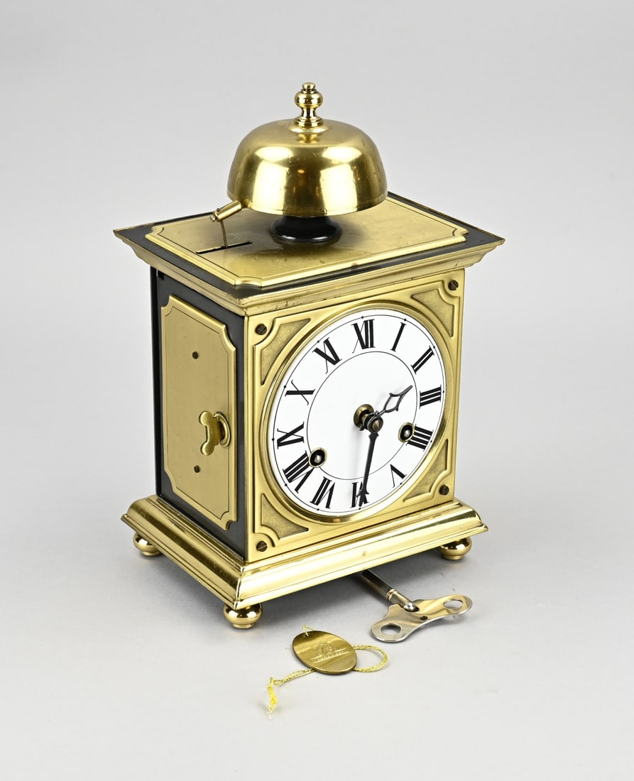 Brass pendulum: Mechanical pendulum in brass. Weekly runner with half-hourly striking. Second half of the 20th century. Dimensions: H 27 cm. In good condition.