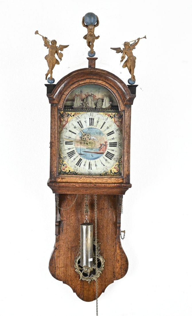Short tail clock + dolls, 127 cm.: 18th century oak Frisian short tail clock with ship mechanism + alarm + wooden statues. Thick head. Size: 127 cm. In good condition.