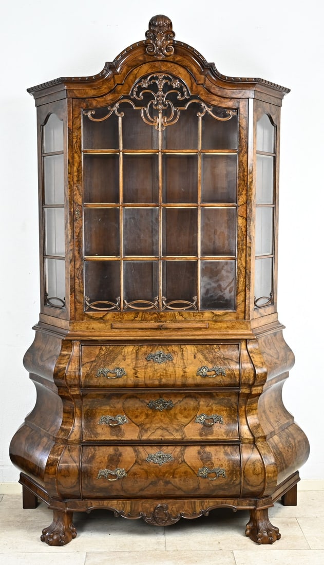 Display cabinet, 1890: Beautiful antique Dutch burl walnut display cabinet in baroque style, with beautiful moldings + crest. Dimensions: 220 x 140 x 50 cm. In good condition.
