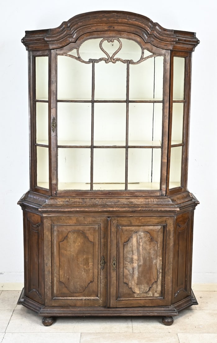 Display cabinet, 18th century: 18th century Dutch display cabinet of elm wood. Louis Quinze. Circa 1750. Dimensions: 199 x 115 x 46 cm. In good condition.