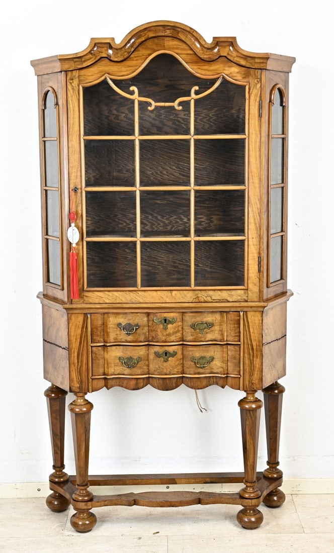 Display cabinet, 1880: Antique Dutch one-door display cabinet in walnut, with two drawers and interconnected legs. Dimensions: 168 x 90 x 27 cm. In good condition.