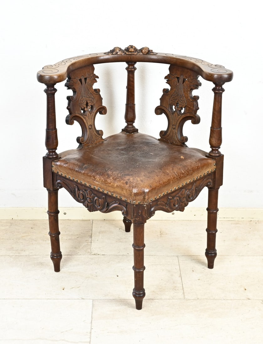 Antique corner chair, 1880: Antique historicism corner chair in walnut, with carving and leather seat. Circa 1880. Dimensions: 80 x 70 x 60 cm. In good condition.