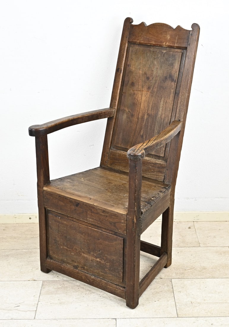 Armchair: 18th - 19th century armchair in chestnut wood, with interconnected legs. Dimensions: 118 x 62 x 62 cm. In good condition.