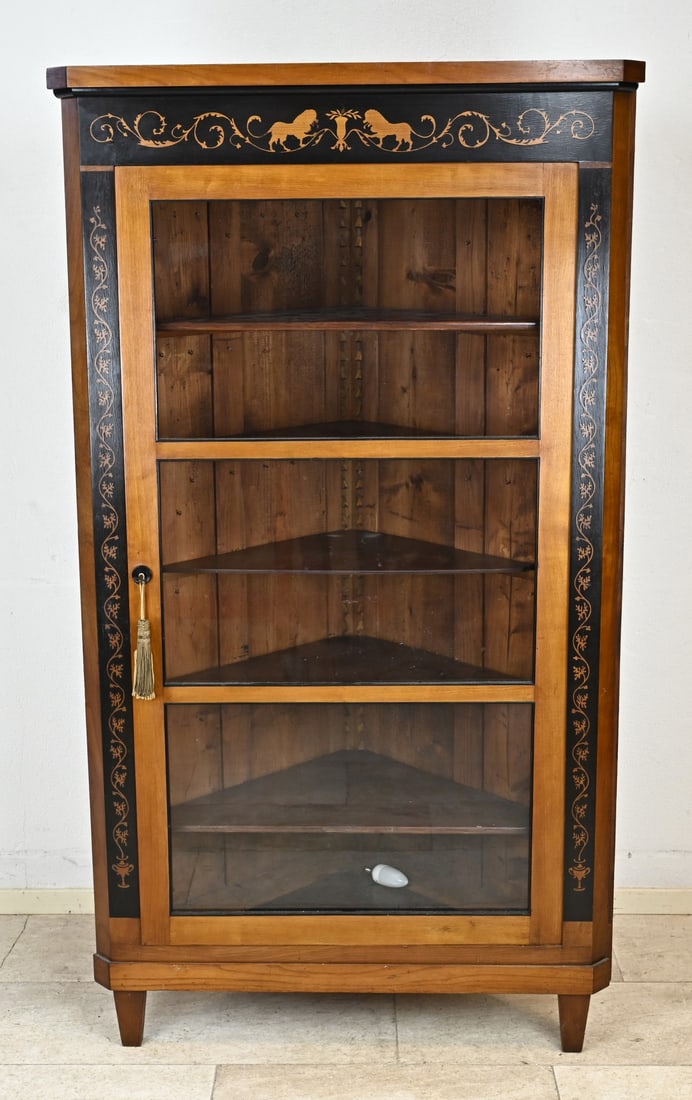 Corner cupboard (cherry), 1880: Late 19th century cherrywood corner cupboard with various intarsia, including garlands and lions. Circa 1880. Dimensions: 174 x 97 x 54 cm. In good condition.