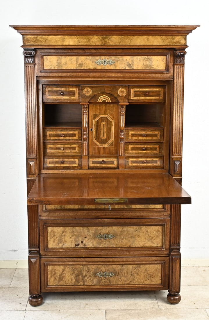 German Gründer secretary: Antique German walnut Gründerzeit bureau with fusees and beautiful interior with inlay. Circa 1890. Dimensions: 167 x 104 x 60 cm. In good condition.