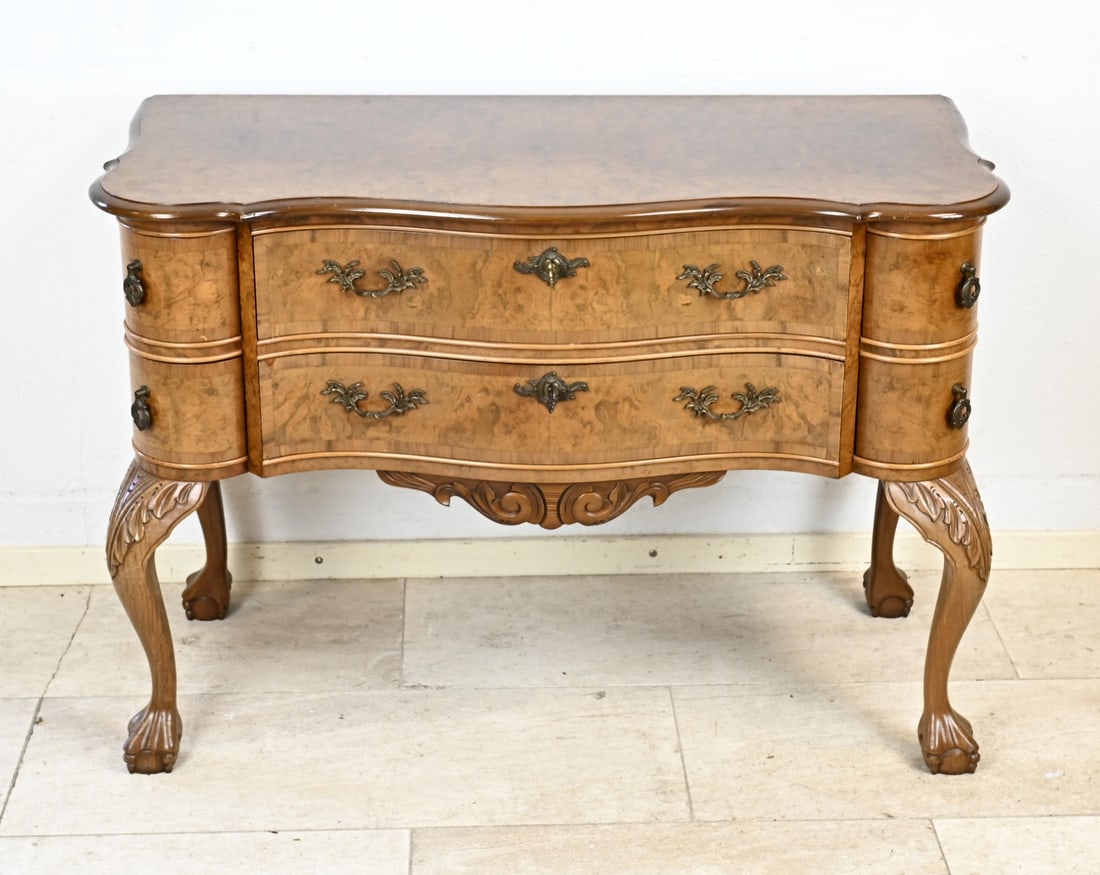 Carrot walnut dresser: Dutch walnut chest of drawers with six drawers and claw feet. Period furniture, baroque style. Dimensions: 73 x 47 x 105 cm. In good condition.