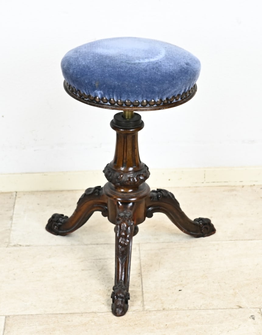 Piano stool, 1870: Walnut piano stool with graceful and height-adjustable 3-spant leg. Circa 1870. Dimensions: 54 x 45 cm. In good condition.